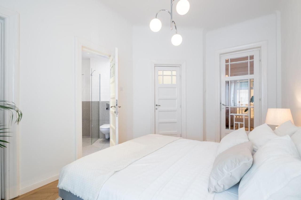 Cismigiu Serenity: 1Br Flat With Scenic Balcony Boekarest Buitenkant foto