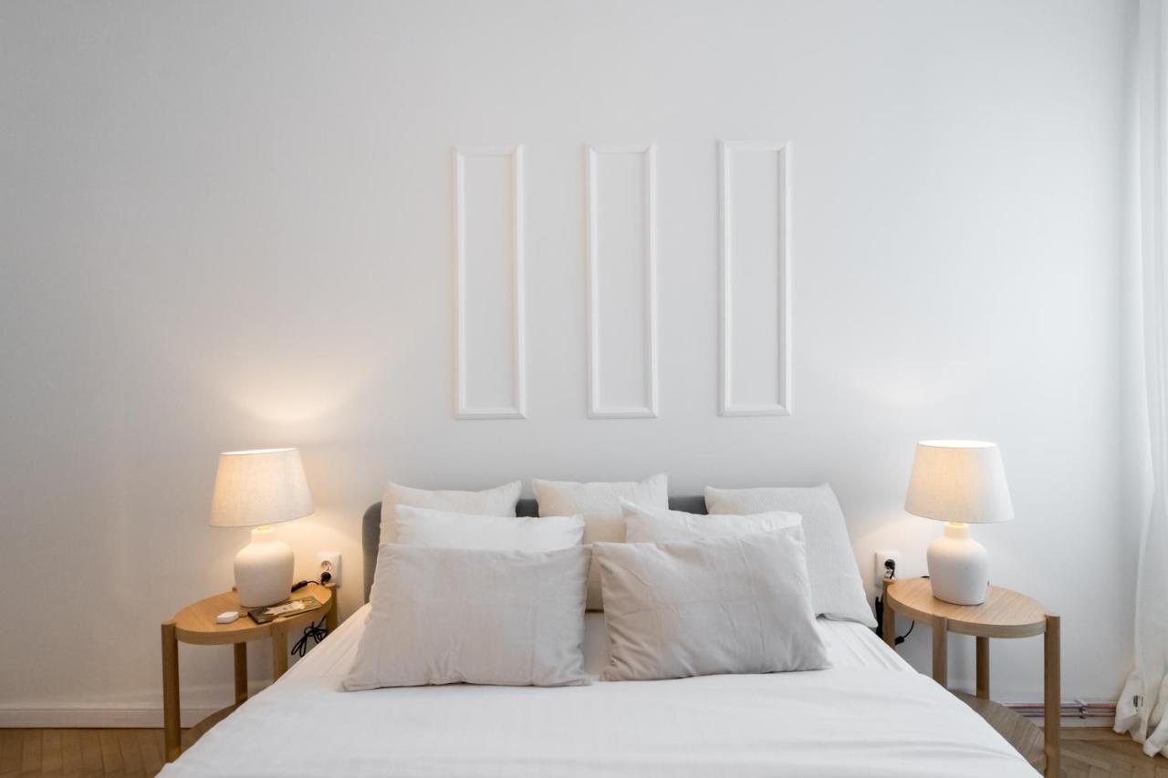 Cismigiu Serenity: 1Br Flat With Scenic Balcony Boekarest Buitenkant foto